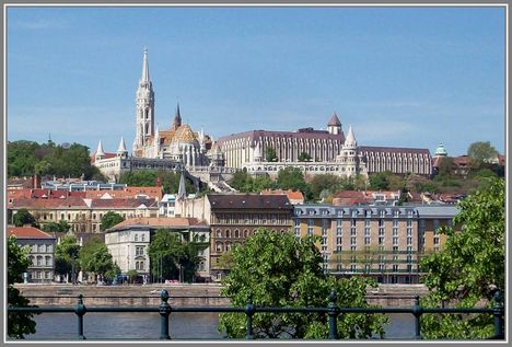 268 Magyarország - Budapest, a Mátyás templom a Halászbástya ölelésében