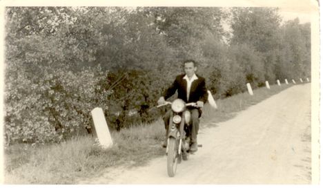 édesapán az első motorjával