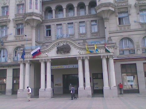 Kép012 jpg Hotel Aranybika főbejárata.