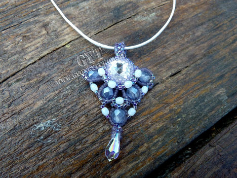 Swarovski rivoli és csepp egy kis lilával- Bella medál
