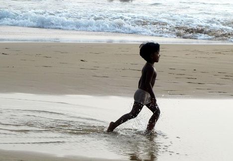 futó fiú - Cejlon a tengerparton