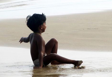 kisfiú a tengerparton - Cejlon