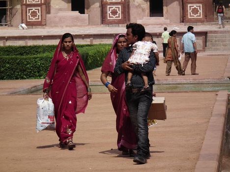 India  - férfi a két feleségével és sgyermekével