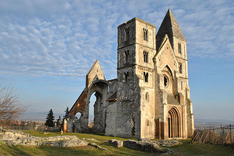 800px-Premontrei_prépostsági_templom_romja_(7623__számú_műemlék)