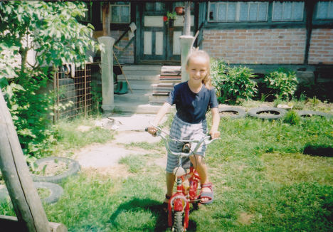 IMG_0001A kislányom Valéria biciklizik