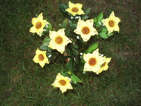Horgolt virág Magdus néninek 002
