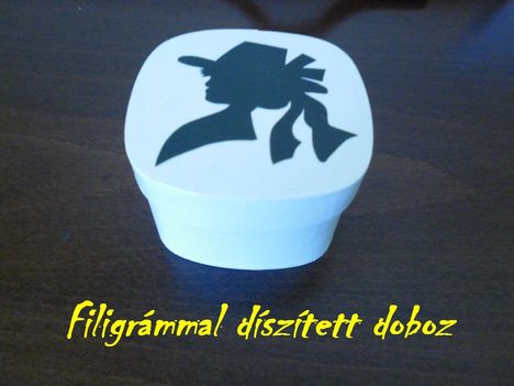 Doboz filigrámmal