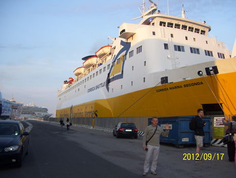 Ezzel a hatalmas Katamarán hajóval utaztunk a szigetre oda- vissza, fele volt 4,5 óra, vissza ugyan igy.