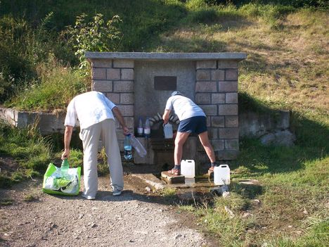 100_7305, Hegyi vízforrás Gyergyószentmiklóstól 6 km-re Gyílkostó irányába