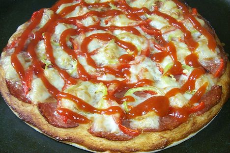 Szalámis Paprikás Pizza Aludttejes Teljeskiörlésű Tésztán1