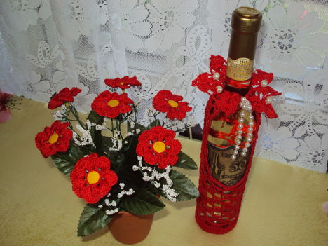 Horgolt virág, borosüveg dísz Mariannának 50