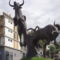 Közelebbről a bikákat ábrázoló szobor
