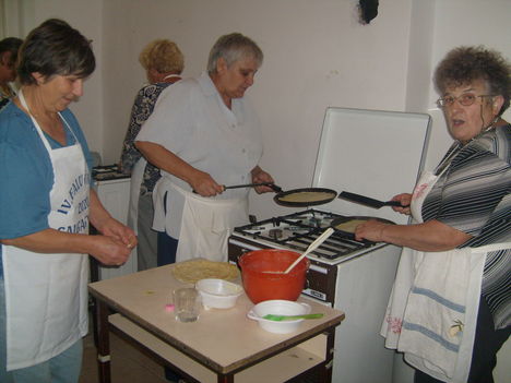 Galgagyörki szüreti 2012 XI hó palacsinta sütés.