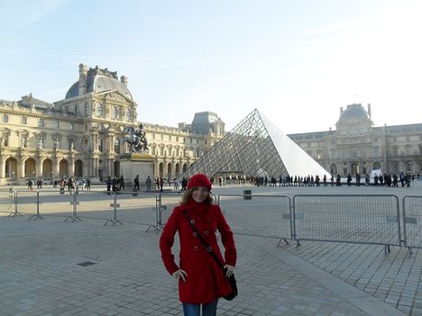 Louvre Előtt