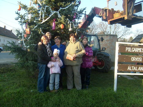 Ádvendi Karácsonyfa állítás 2012 XII 1-én Nyugdíjasok egy része.Köszönet nekik
