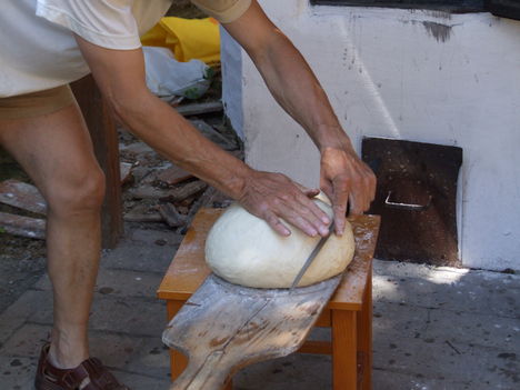 A megformázott tészta megvágása bevetés előtt