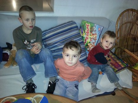 Három fiú unokák:Quirin 7-Lehel 4-Tyam 2-éves