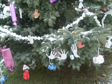 az ovisok saját kiskezük másolatával díszítették a karácsonyfát 2012 XII 11-én