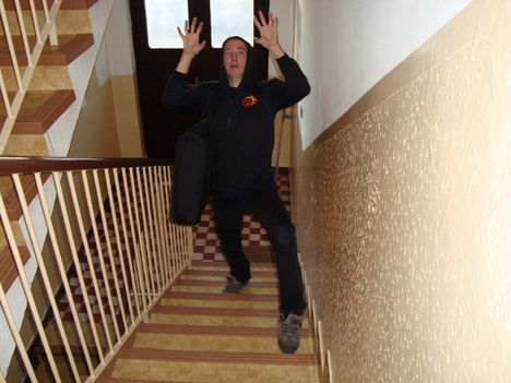 Rohanás a stúdióba.