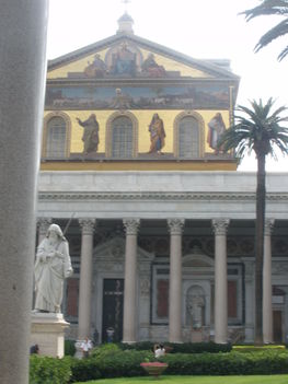 A Falakon kívüli  Szent Pál dóm a névadó szobrával.