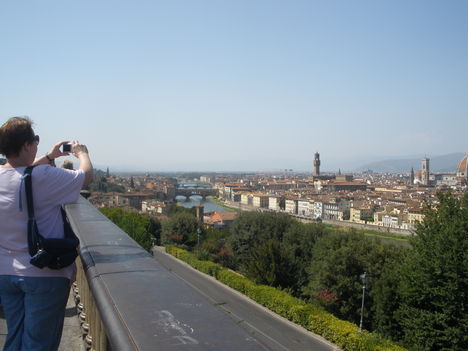 Firenze látképe a Michelangelo térről.