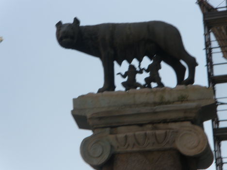 Romulus és Remus szobra.