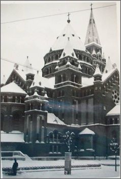 83.Magyarország - Szeged: a Fogadalmi Templom hátsó épületrésze - télen