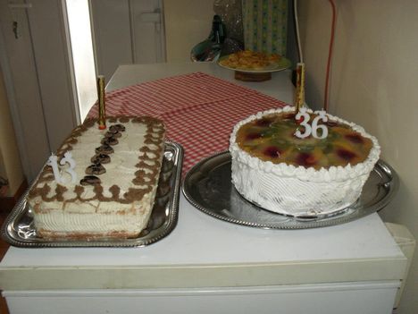A 2 torta felvágásra vár!!