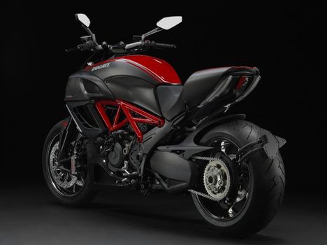 Motorok-Ducati-Diavel_1