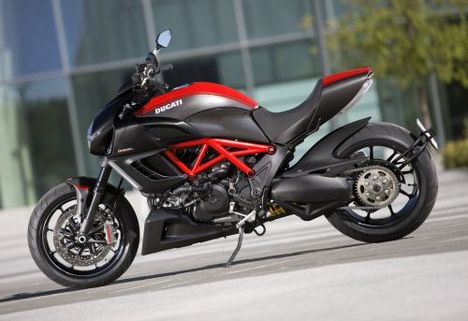 Motorok-Ducati-Diavel_8