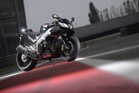 phoca_thumb_l_2010-aprilia-rsv4rb