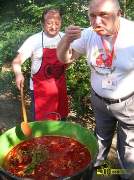 Mihály napi bográcsos bableves/babgulyás főzése. ÉN csak mint ízlelő, kóstoló szerepelek a főzésben.
