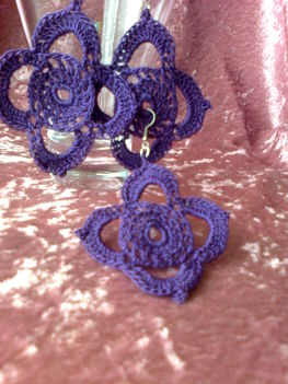 Csillag alakú fülbevalók  sötét lila színekben