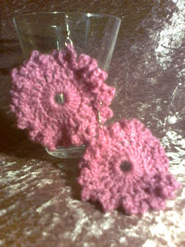 Pink fodros szélű 7,5 cm átmérőjű fülbevaló