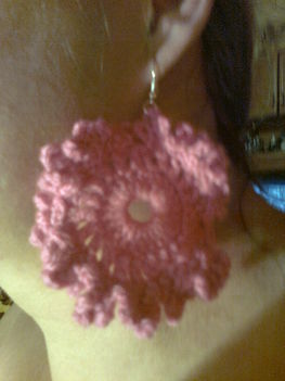 Pink fodros szélű 7,5 cm átmérőjű fülbevaló