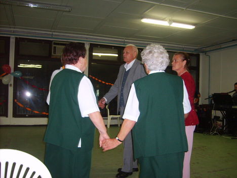 Este a nyugdíjasok kezdték a táncot