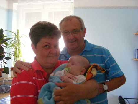 Évi mama és Gyuri papa Esztikével
