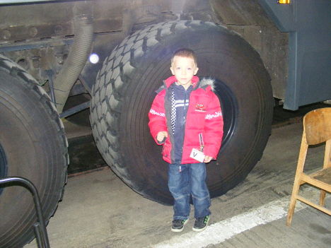 Levi 6 évesen a tűzoltó autó mellett