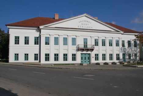 Újjáépitett Erzsébet Nagy szálló