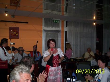Gyulán a Borostyán Étterem nótaműsorán énekelek