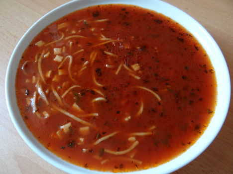 Petrezselymes - Bazsalikomos Paradicsom leves, Házi tésztával (rántás mentes)