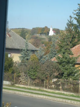 Szobámból ha kinézek,a hegytetön egyenest a templomunkat látom. Fotó az ablakomból.