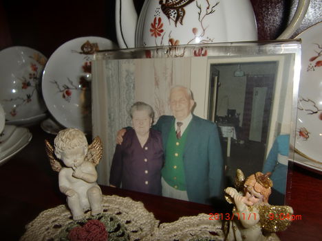 Drága Szüleim!1935.1.1 - 2001.10.6  1931.4.11 - 2010.8.3