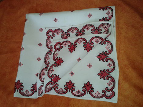 Keresztszemes terítő  85 x85