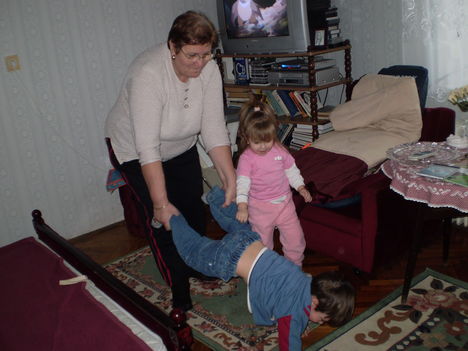 2008.12.08 unokák és a mama