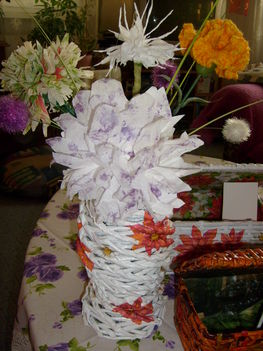 Fonott váza virágokkal