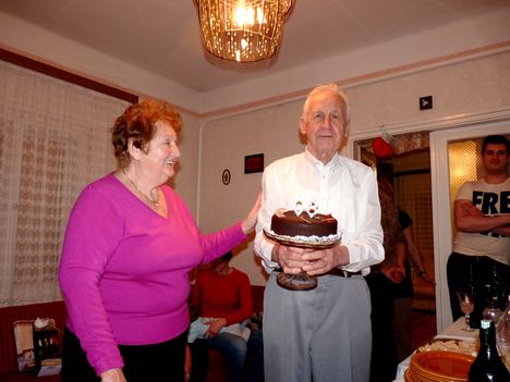Lajosom a tortájával