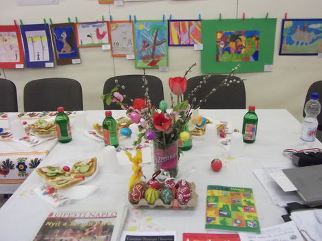 Szépen terített asztalok várták a vendégeket az elő-Húsvétjegyében  a Zenebarátkörben