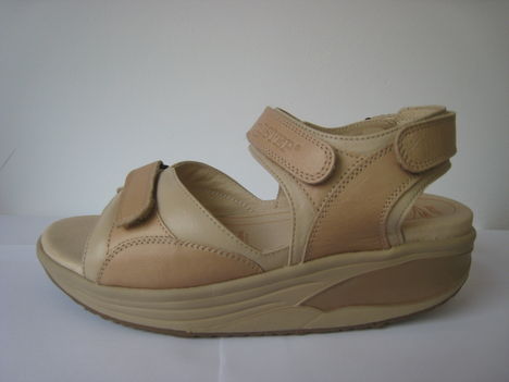 aspen_woman_beige