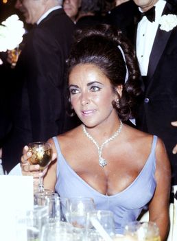 Elizabeth pohárral